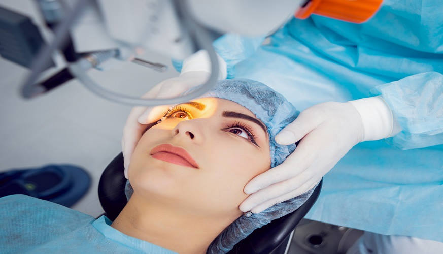7-Reasons-Why-Laser-Eye-Surgery-Is-A-Better-Option-Than-Contact-Lenses